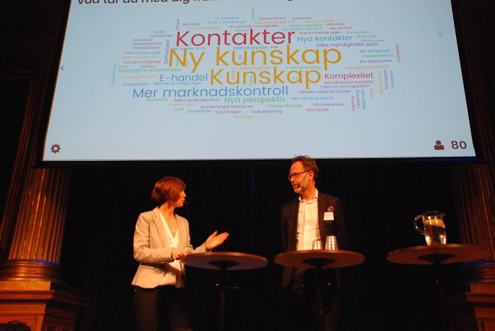 Moderator Åsa Julin och Marknadskontrollrådets ordförande Peter Strömbäck summerar dagen.